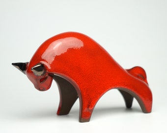 Sculpture de taureau rouge en céramique, cadeau fait main unique, figurine animalière minimaliste