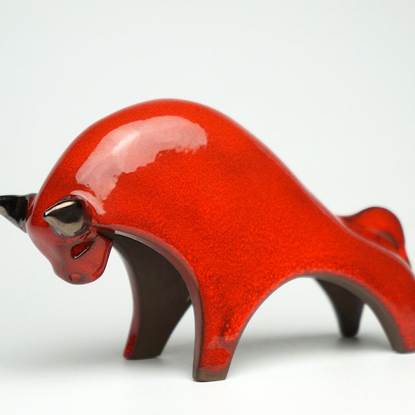 Sculpture de taureau rouge en céramique, cadeau fait main unique, figurine animalière minimaliste