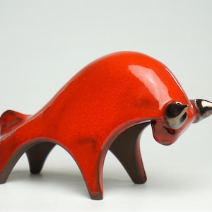 Keramische stiersculptuur - Handgemaakte rode geglazuurde dierenkeramiek kunstdecoratie