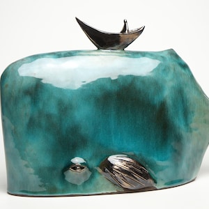 Ręcznie wykonana ceramiczna rzeźba wieloryba z łodzią, szkliwo w kolorze turkusowym