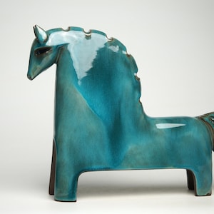 Ceramic figurine, ceramic sculpture, horse, animal statue, minimalist art, handmade ceramic, original gift, home decor, ceramic art, pottery