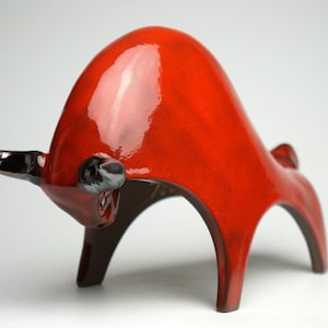 Rood geglazuurde keramische stierbeeldhouwkunst, handgemaakte aardewerkkunst