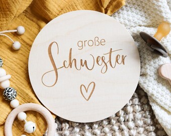 Annuncio di nascita: cartello in legno con le scritte "Sorella maggiore" e "Fratello maggiore".