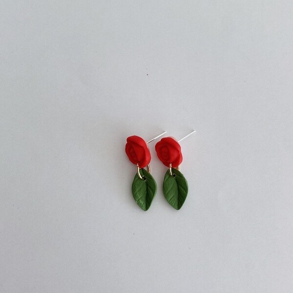 SANT JORDI MINI// Pendientes de arcilla polimérica hechos a mano en Barcelona. Tamaño pequeño. Rosa roja