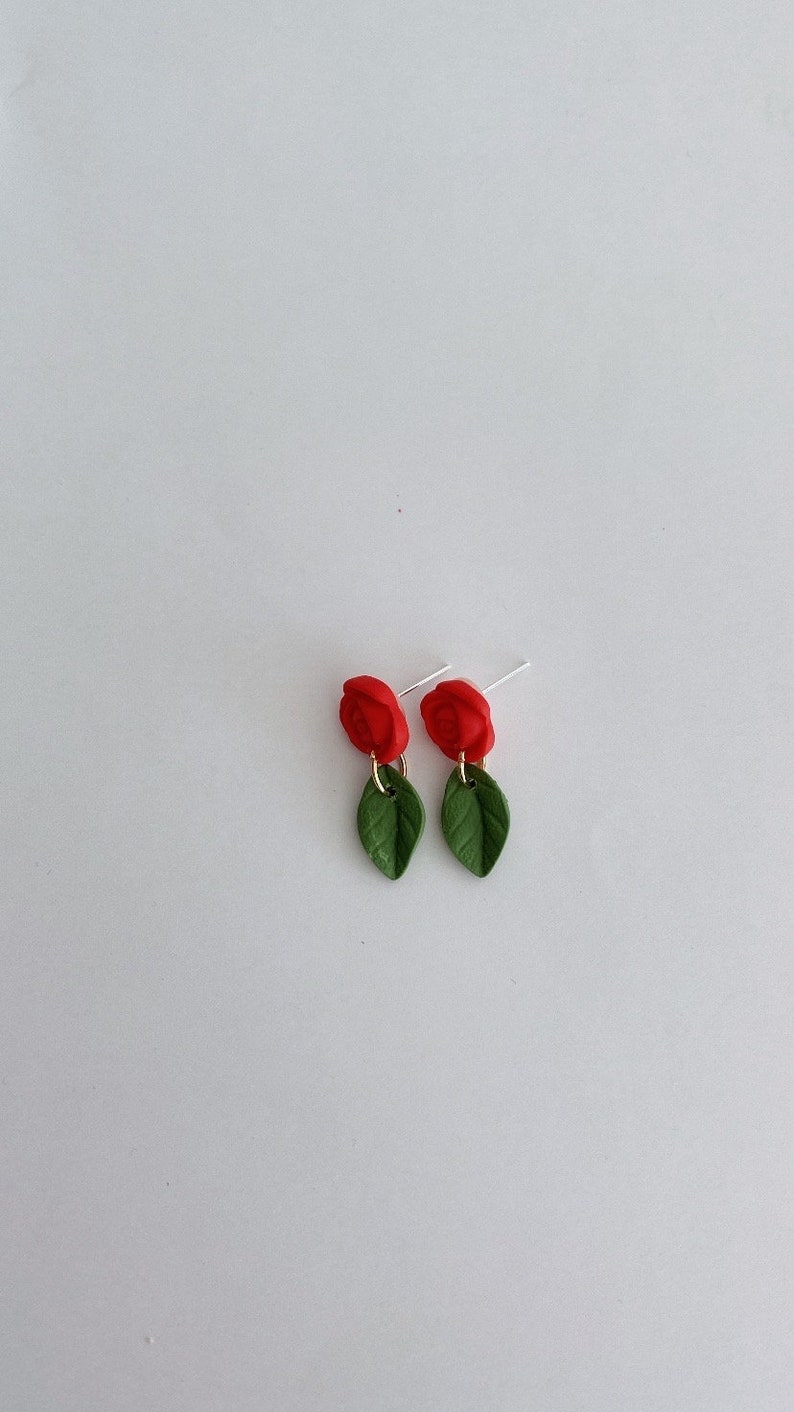 SANT JORDI MINI// Pendientes de arcilla polimérica hechos a mano en Barcelona. Tamaño pequeño. Rosa roja imagen 1