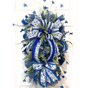 Corona floral azul hecha a mano para puerta: decoración cottagecore primavera-verano