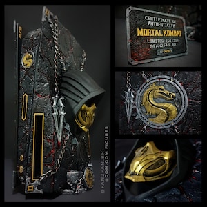 以下が含まれることがあります： 黒と金のスコーピオンマスクとフードが特徴の、詳細なMortal Kombatコレクターアイテム。デザインにはチェーン、装飾的な短剣、真正性証明書が含まれています。限定版アイテムは14/30と番号が付けられています。