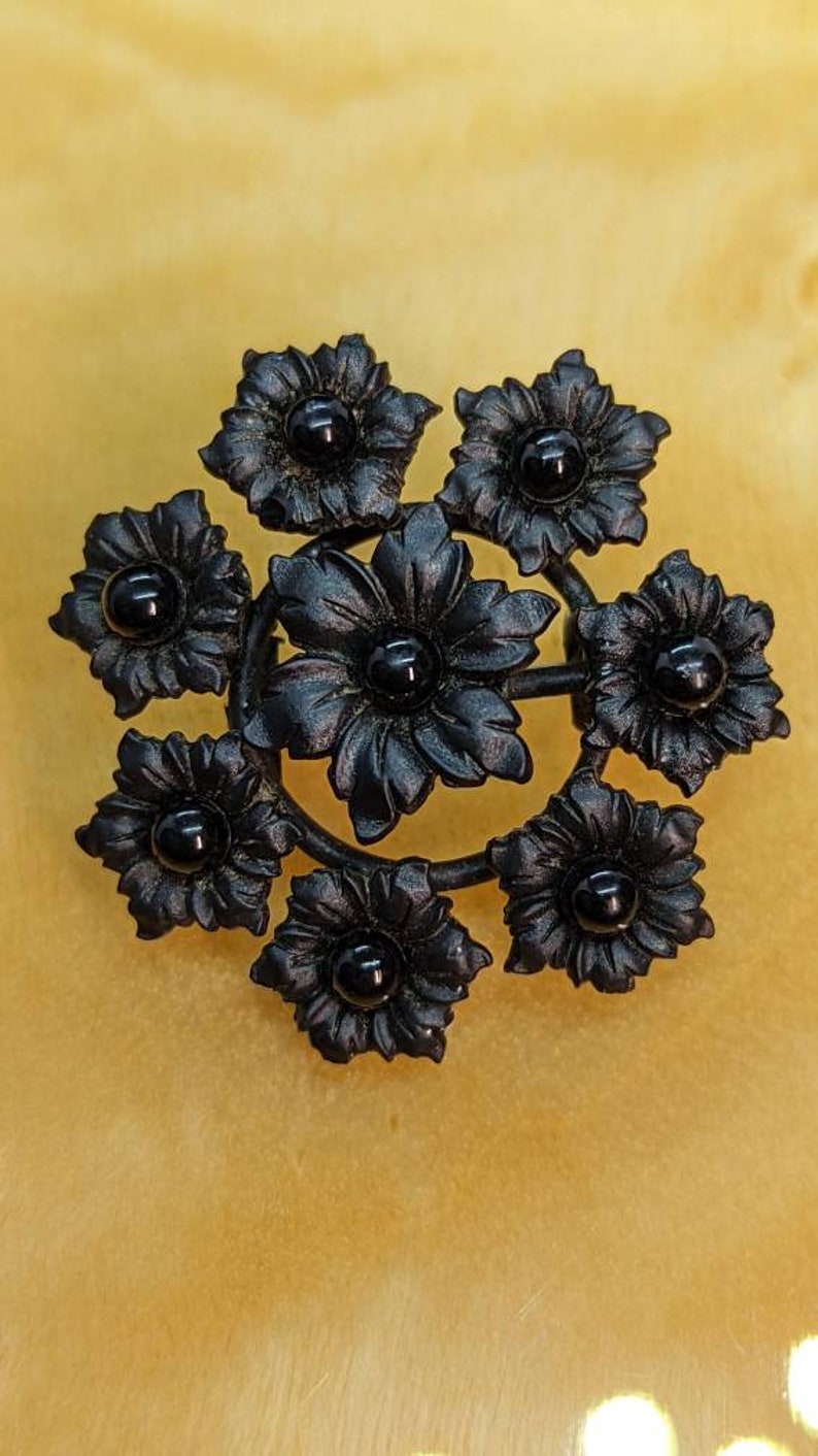 Pendentif Victorien En Vulcanite Noire Incrustation Coquillage MOP Et Croix - Vintage Occasion
