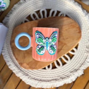 Taza de arcilla polimérica con decoración 3D, idea de regalo, taza de té, taza de café, taza hecha a mano, taza mandala, mariposa, colores pastel, decoración primaveral