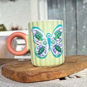 Taza de arcilla polimérica con decoración 3D, idea de regalo, taza de té, taza de café, taza hecha a mano, taza mandala, mariposa, colores pastel, decoración primaveral