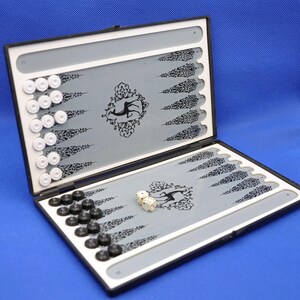 Mondo Mini Jeux Vintage 90's : Jeu De L'Oie, Solitaire, Backgammon - Voyage, Plateau Magnétique Et Dés Colorés