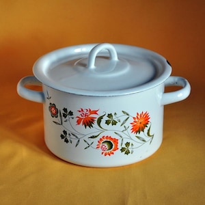 Vintage Soviet Enamel Pot – 1980s Floral Kitchen Decor, Unused