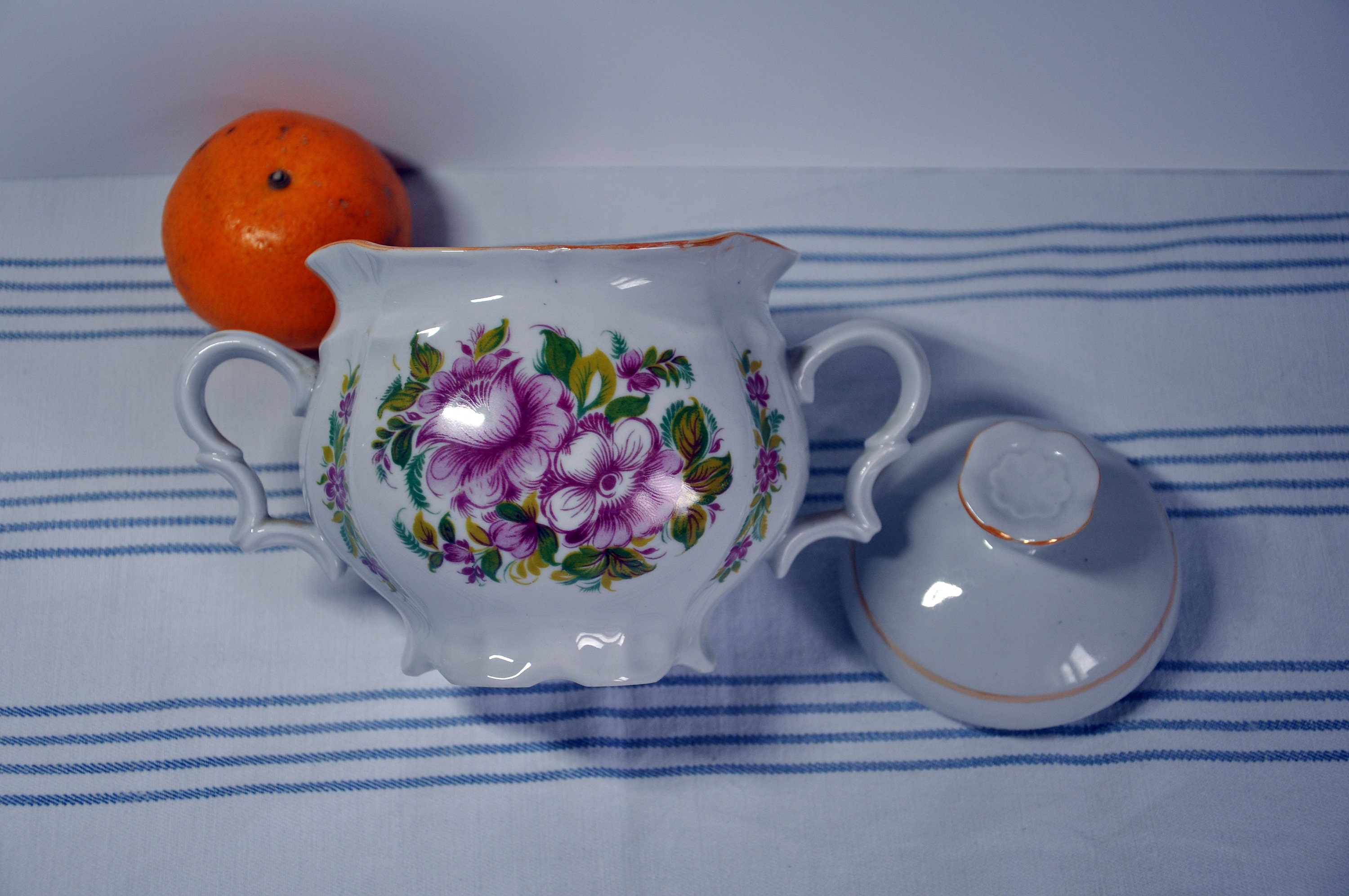 Porcelain pink floral sugar bowl with a lid, 1980s. Etsy España