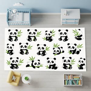 Op de afbeelding: Rechthoekig tapijt met een witte achtergrond en een herhaald patroon van zwart-witte panda's met groene bamboebladeren. De panda's staan in verschillende poses, sommige houden bamboe vast, andere liggen.