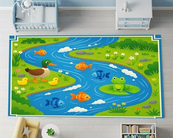 Op de afbeelding: Een kleurrijk kindertapijt met een grillige rivierscène. Het ontwerp omvat een eend, eendenkuikens, vissen en een kikker op een waterlelieblad. Het tapijt heeft een blauwe rand.