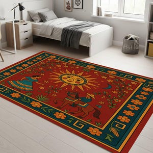 Könnte beinhalten: Ein rechteckiger roter Teppich mit einem detaillierten Volkskunstdesign. Der Teppich zeigt eine zentrale Sonne mit einem lächelnden Gesicht, Figuren, Blumen und einen türkis-gelben Rand. Der Teppich liegt auf einem hellen Holzboden in einem Schlafzimmer.