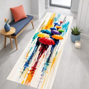 Peut inclure: Un tapis de couloir rectangulaire présentant une peinture abstraite de plusieurs silhouettes marchant sous des parapluies colorés. Le motif affiche des éclaboussures vibrantes de peinture rouge, jaune, bleue et verte sur un fond clair.