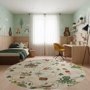 Könnte beinhalten: Kinderzimmer mit rundem Teppich im Karten-Design. Das Zimmer verfügt über ein Bett, einen Schreibtisch und einen Stuhl. Wanddekorationen umfassen Bäume, Bären, Füchse und eine Eule. Der Teppich hat ein nautisches Kartenmuster.