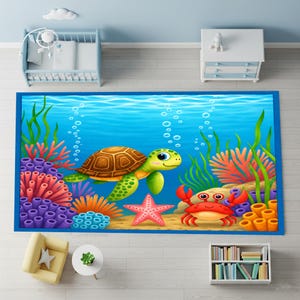 Puede incluir: Una alfombra rectangular para niños con un borde azul, que representa una escena submarina. Una tortuga de dibujos animados nada entre corales, una estrella de mar y un cangrejo. La alfombra tiene un fondo azul con burbujas.