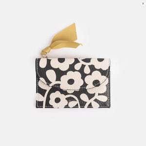Kartenhalter mit Münzfach "Flowers" (Blumen s/w)