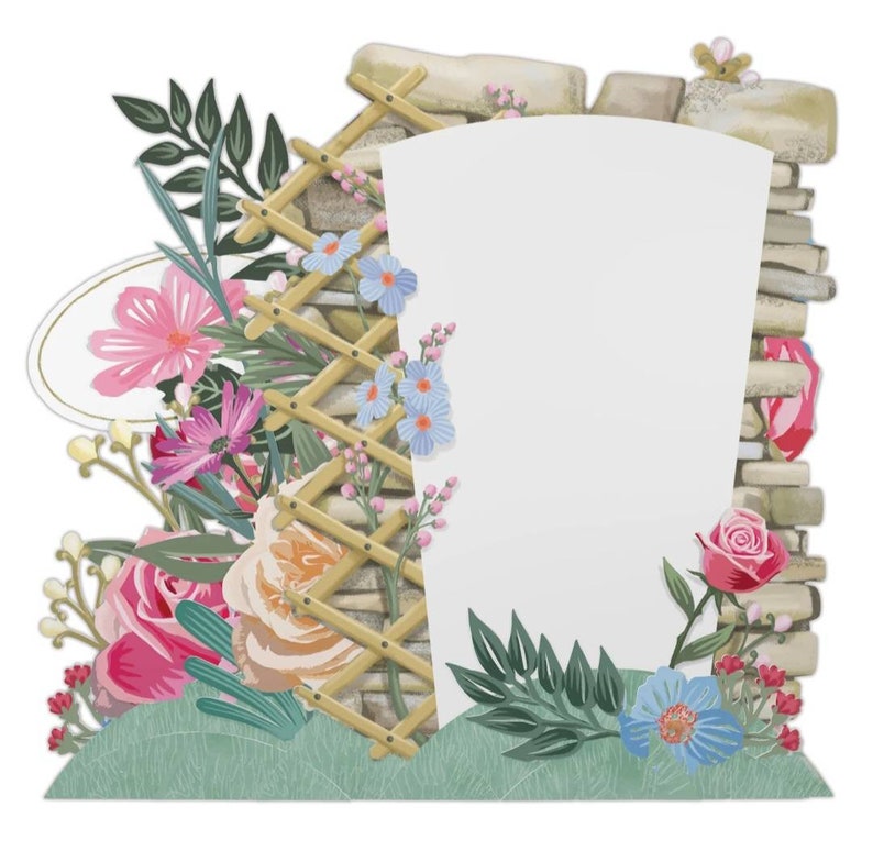 Peut inclure: Une pancarte blanche vide avec un treillis en bois d&eacute;coratif et des fleurs color&eacute;es. La pancarte est encadr&eacute;e par un mur en pierre avec une zone herbeuse verte en bas.