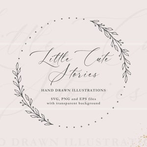 Puede incluir: Ilustración dibujada a mano en blanco y negro de una corona con hojas y bayas. El texto "Little Cute Stories" está escrito en cursiva dentro de la corona. El texto "HAND DRAWN ILLUSTRATIONS" está debajo de la corona, seguido de "SVG, PNG and EPS files with transparent background".