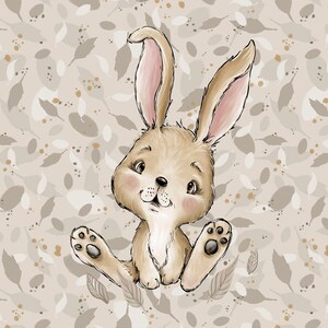 Könnte beinhalten: Ein niedlicher Cartoon-Hase mit braunem Fell, rosa Ohren und schwarzen Augen. Der Hase sitzt auf einem hellbraunen Hintergrund mit einem Muster aus braunen Blättern.