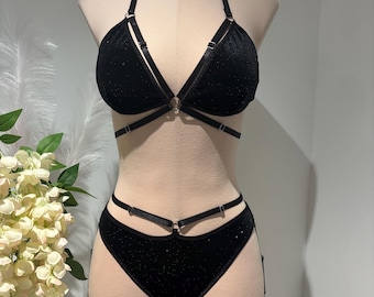 Schwarzes Samt Zweiteiler Set mit abnehmbaren Oberschenkel Riemen.