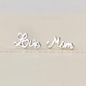Sterling Silber 'Love' und 'Mom' Script Ohrstecker: Mismached Ohrringe