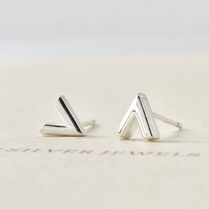 Pendientes de plata de ley, Chevron Studs Stud Posts Minimalista Dainty TINY Pequeño Pequeño Lindo Unisex Hombres Mujeres Todos los días Regalo simple presente