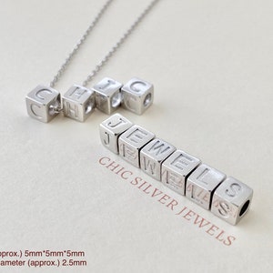 Pingente de alfabeto CUBO, letra inicial de prata esterlina com contas de buraco lateral, maiúsculas, minimalistas, delicadas, pequenas joias personalizadas