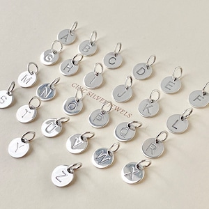 Anhänger aus Sterlingsilber, Alphabet-Anfangsbuchstabe-Charm, Monogramm, runder Buchstabenteller, Scheibe, Großbuchstaben, minimalistisch, zierlich, alltagstauglich