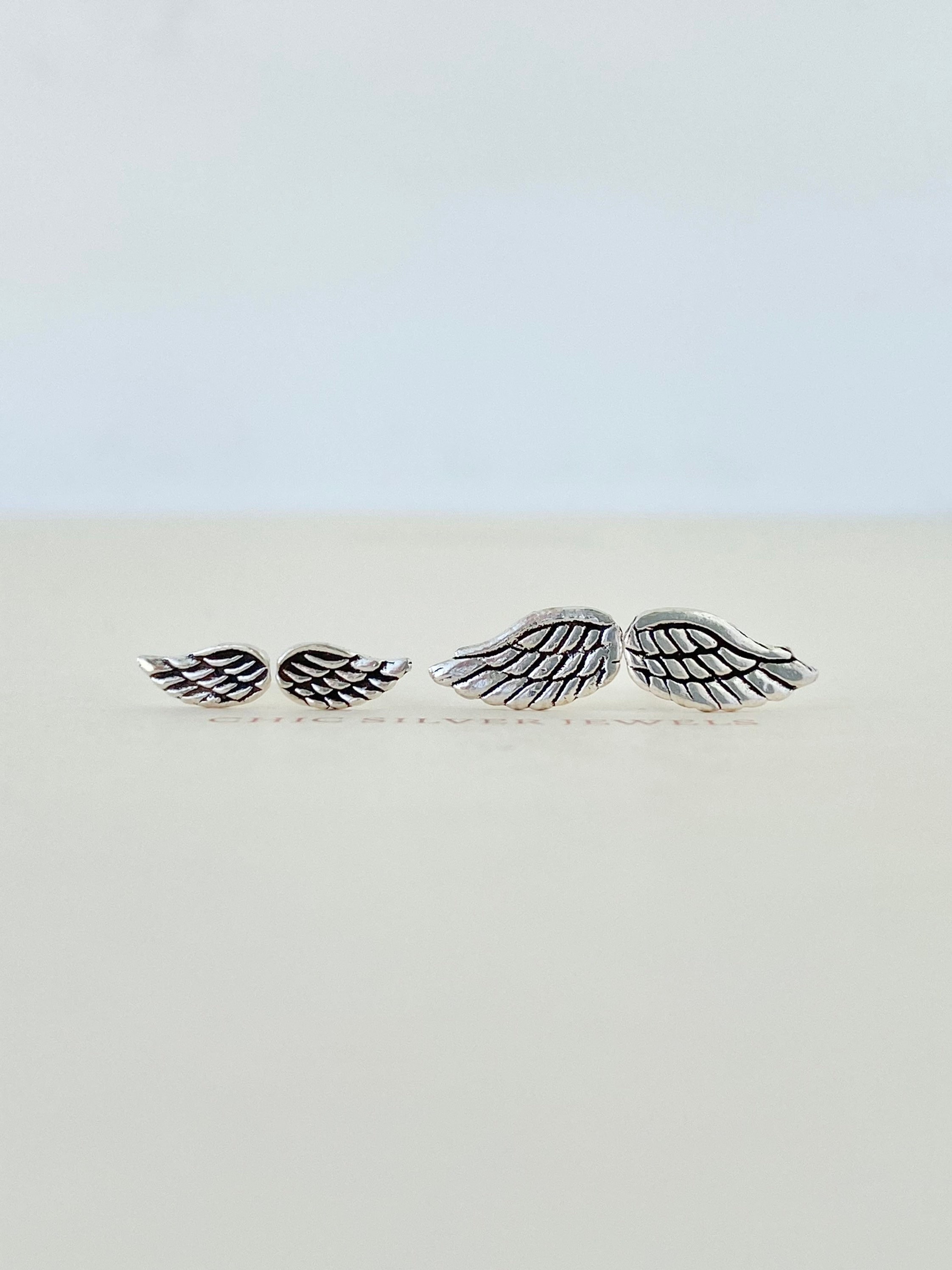 Silverly Orecchini A Bottone In Argento 925 Con Ali D'Angelo – Piume Testurizzate, Gioielli Boho, Ipoallergenici, Con Panno Lucidante