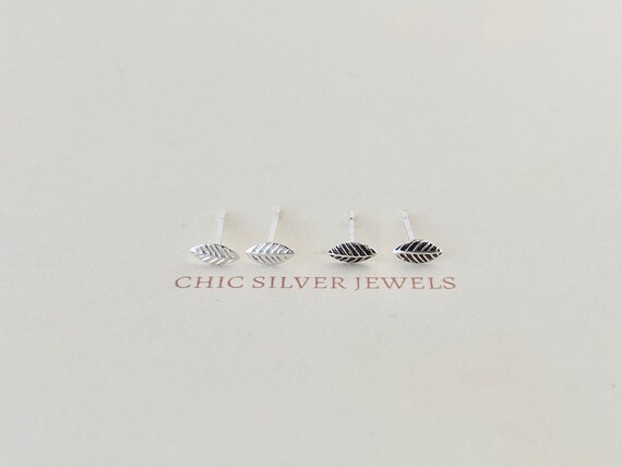 Orecchini a bottone in argento sterling con piccole foglie: gioielli minimalisti e naturali - Italia