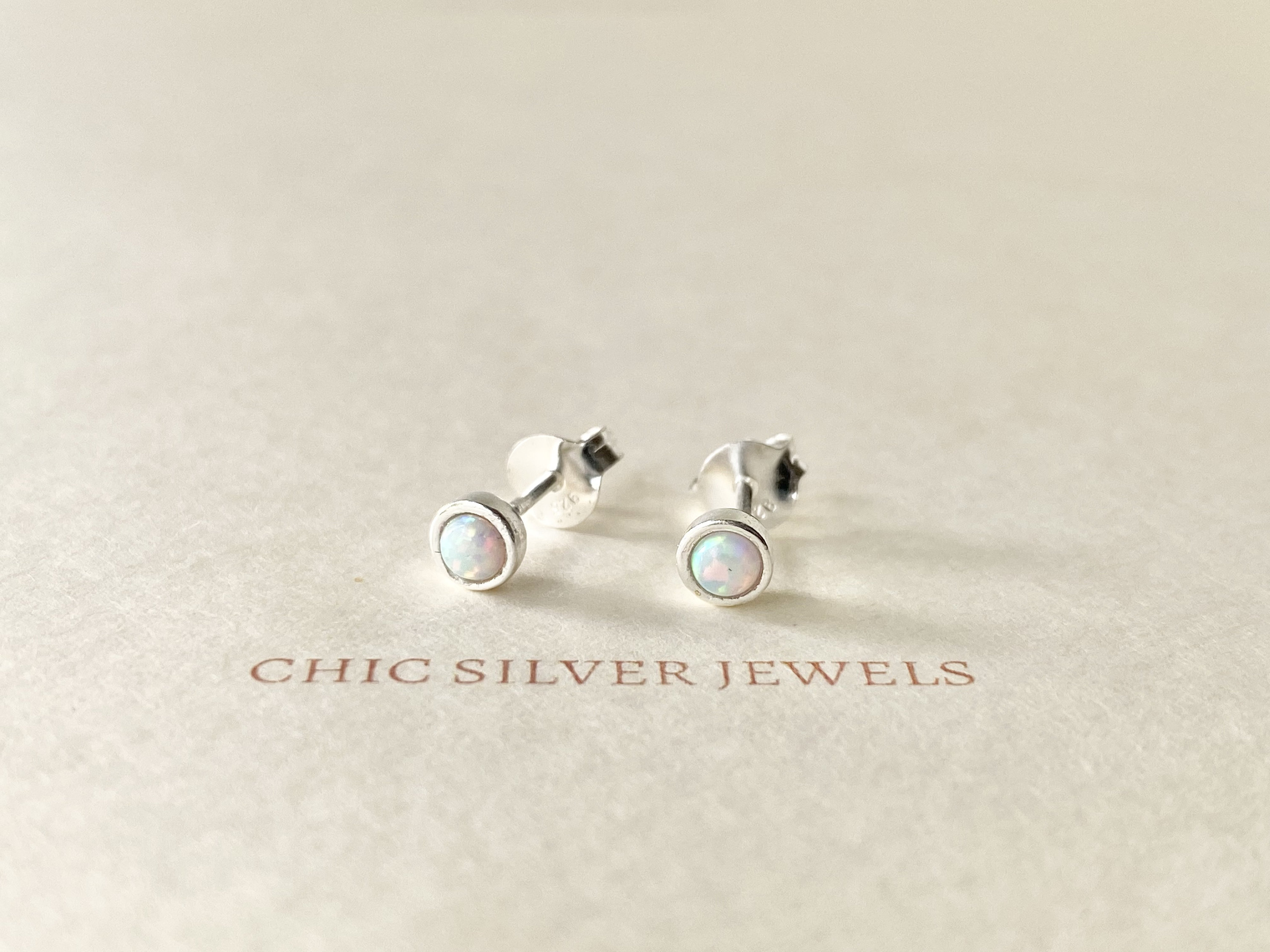 Orecchini A Perno In Argento 925 Con Opale Sintetico Bianco – 4 Mm – Gioielli Tongzhe Per Donna - 3