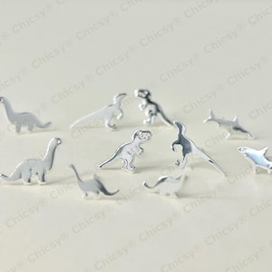 Dinosaurier Ohrstecker, Sterling Silber Tier zierlich minimalistisch Kawaii schrullig niedlich Dino Brontosaurus Hai T-Rex Velociraptor