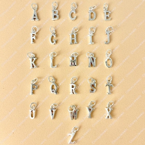 Colgante inicial con letras de la A a la Z en plata de ley, monograma del alfabeto en mayúsculas, minimalista, delicado, personalizado para todos los días, regalo de cumpleaños