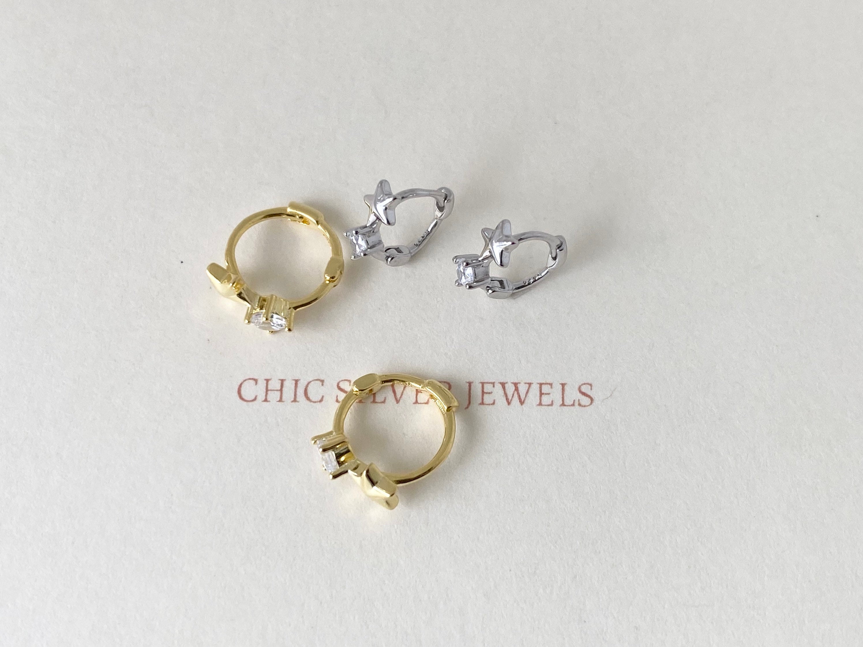 Orecchini Huggie Argento 925 A Cerchio Con Stella In Zirconi, Piccoli E Brillanti A1737