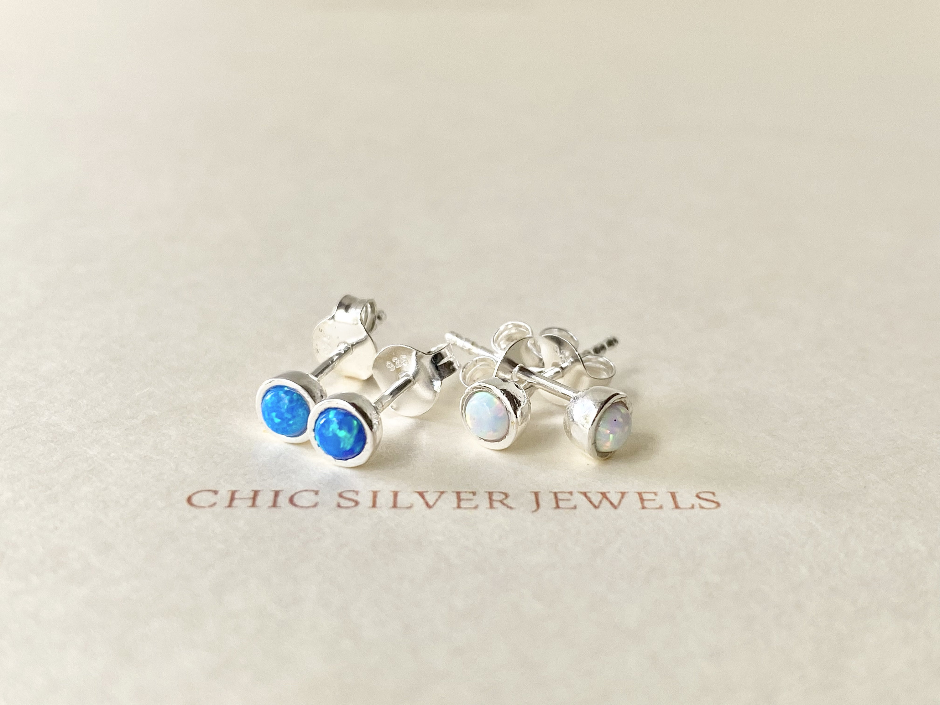 Orecchini in opale bianco da 4 mm: piccoli borchie in argento