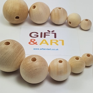 以下が含まれることがあります： 大小さまざまな10個の木製ビーズのセットです。ビーズはすべて自然な木の色で、滑らかで磨かれた仕上げになっています。ビーズの中央には、糸を通すための穴が開いています。