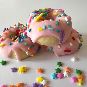 Mini Donuts Wax Melts/Food Wax Melts/Donut Scent/Realistic Donut Shape/Coconut Wax Fake Food/Scented Wax Melts/Hand Poured/Unique/Gift Idea