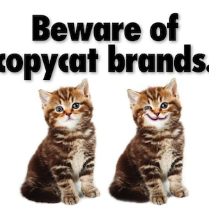 Puede incluir: Cuidado con las marcas imitadoras. Dos gatitos atigrados, uno con una expresi&oacute;n seria y el otro con una sonrisa juguetona, se sientan uno al lado del otro sobre un fondo blanco.