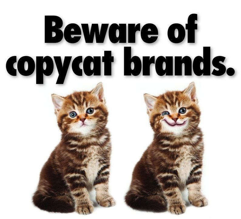 Puede incluir: Cuidado con las marcas imitadoras. Dos gatitos atigrados, uno con una expresi&oacute;n seria y el otro con una sonrisa juguetona, se sientan uno al lado del otro sobre un fondo blanco.