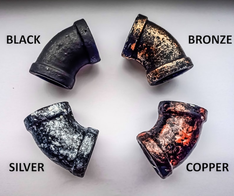 Puede incluir: Cuatro accesorios de tuber&iacute;a de metal en diferentes acabados: negro, plateado, bronce y cobre. Cada accesorio es un codo de 90 grados.