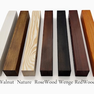 Puede incluir: Ocho muestras de madera en diferentes colores y acabados: blanco, nogal, natural, palo de rosa, wengu&eacute;, secuoya y cerezo.