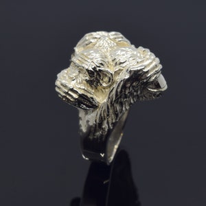 Peut inclure: Une bague en argent avec un motif détaillé de deux oiseaux se faisant face. La bague est en argent sterling et a une finition polie.