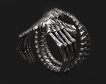 Handcrafted Silver Alien Facehugger Ring - Unique Sci-Fi Collector's Jewelry - Intricate Design