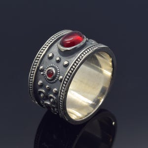 Anello in argento con granato dell&#39;antica Grecia, gioiello medievale unico