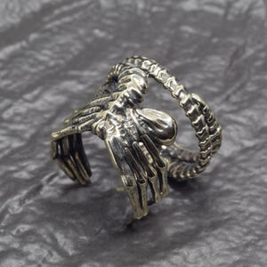 Handcrafted Silver Alien Facehugger Ring - Unique Sci-Fi Collector's Jewelry - Intricate Design