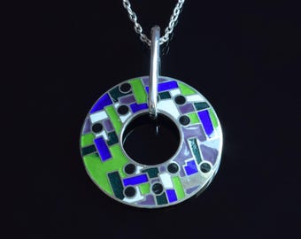 Collar con colgante de esmalte cloisonné multicolor geométrico abstracto